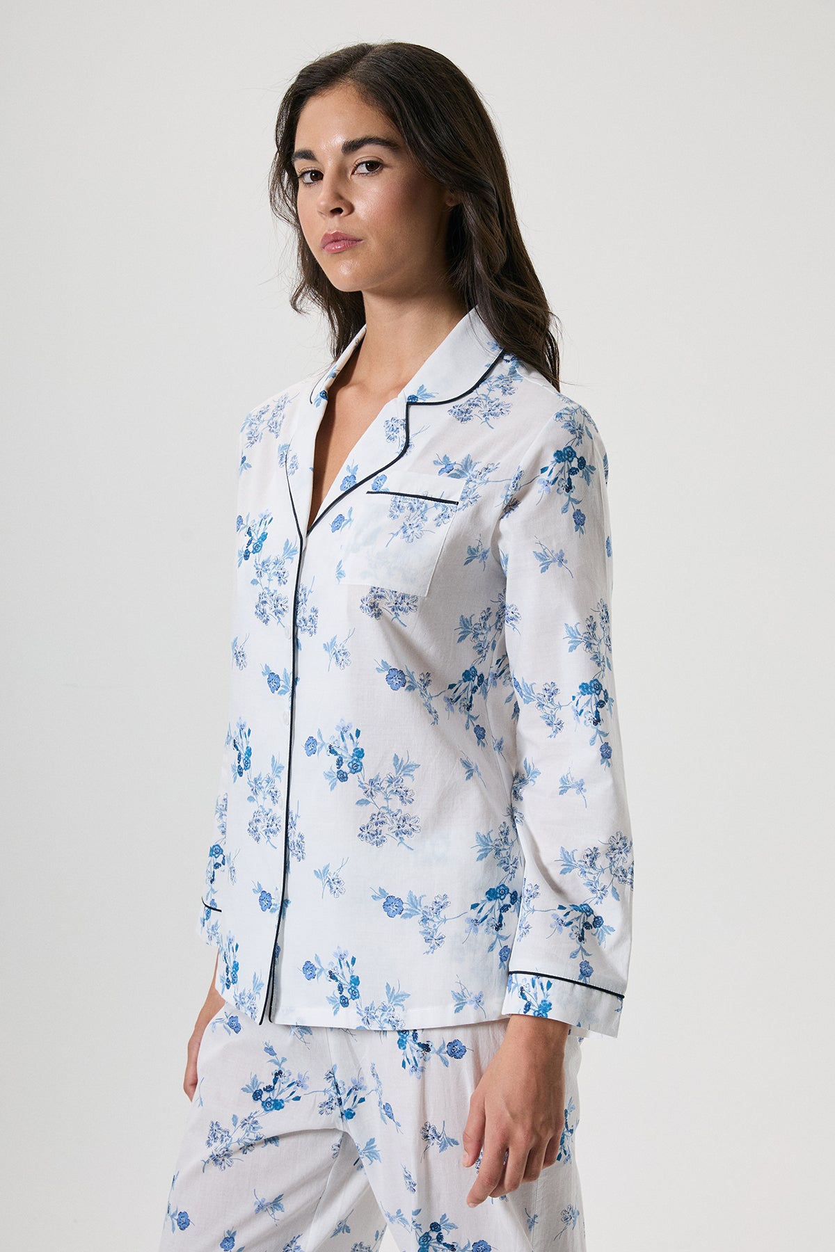 Éclat Bleu - Pyjama boutonné- Fraîcheur lumineuse et délicatesse florale 