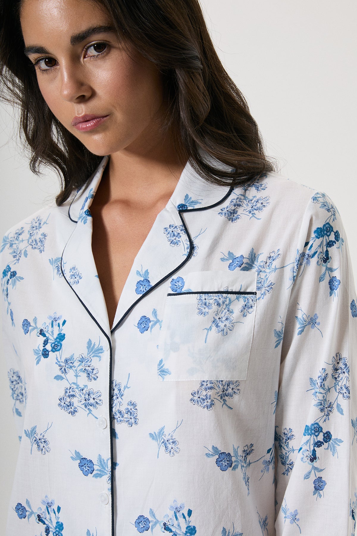 Éclat Bleu - Pyjama boutonné- Fraîcheur lumineuse et délicatesse florale 