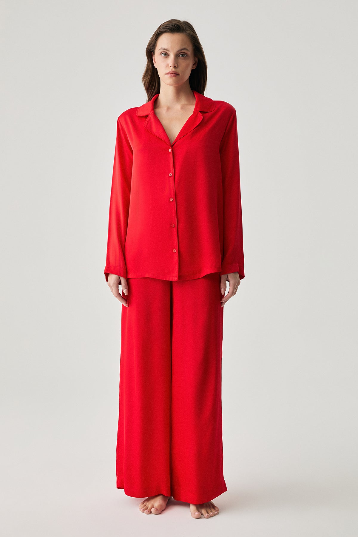 Rouge Élixir - Pyjama boutoné - Élégance souveraine et fluidité majestueuse