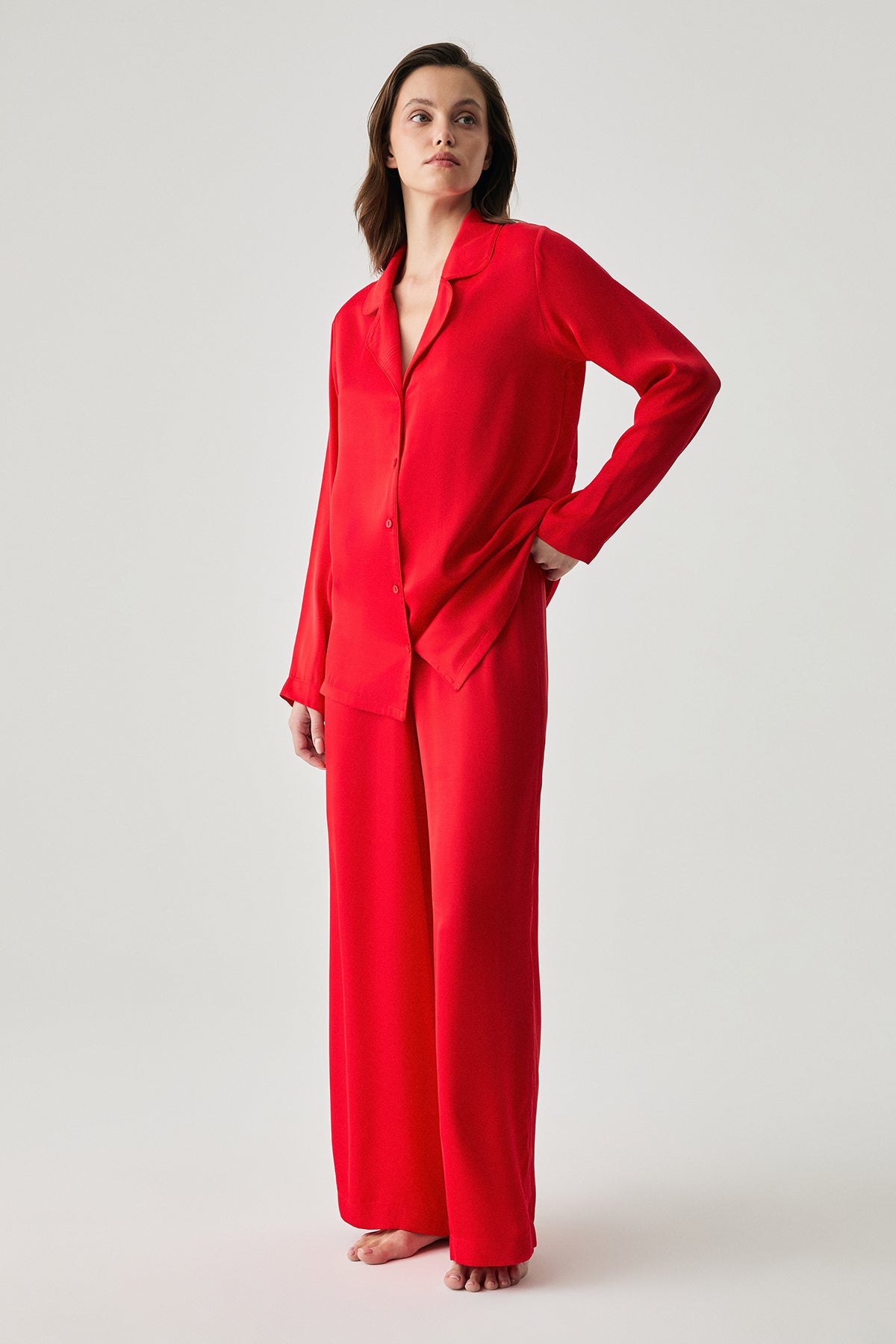 Rouge Élixir - Pyjama boutoné - Élégance souveraine et fluidité majestueuse