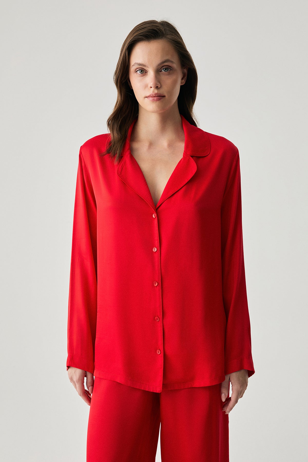 Rouge Élixir - Pyjama boutoné - Élégance souveraine et fluidité majestueuse