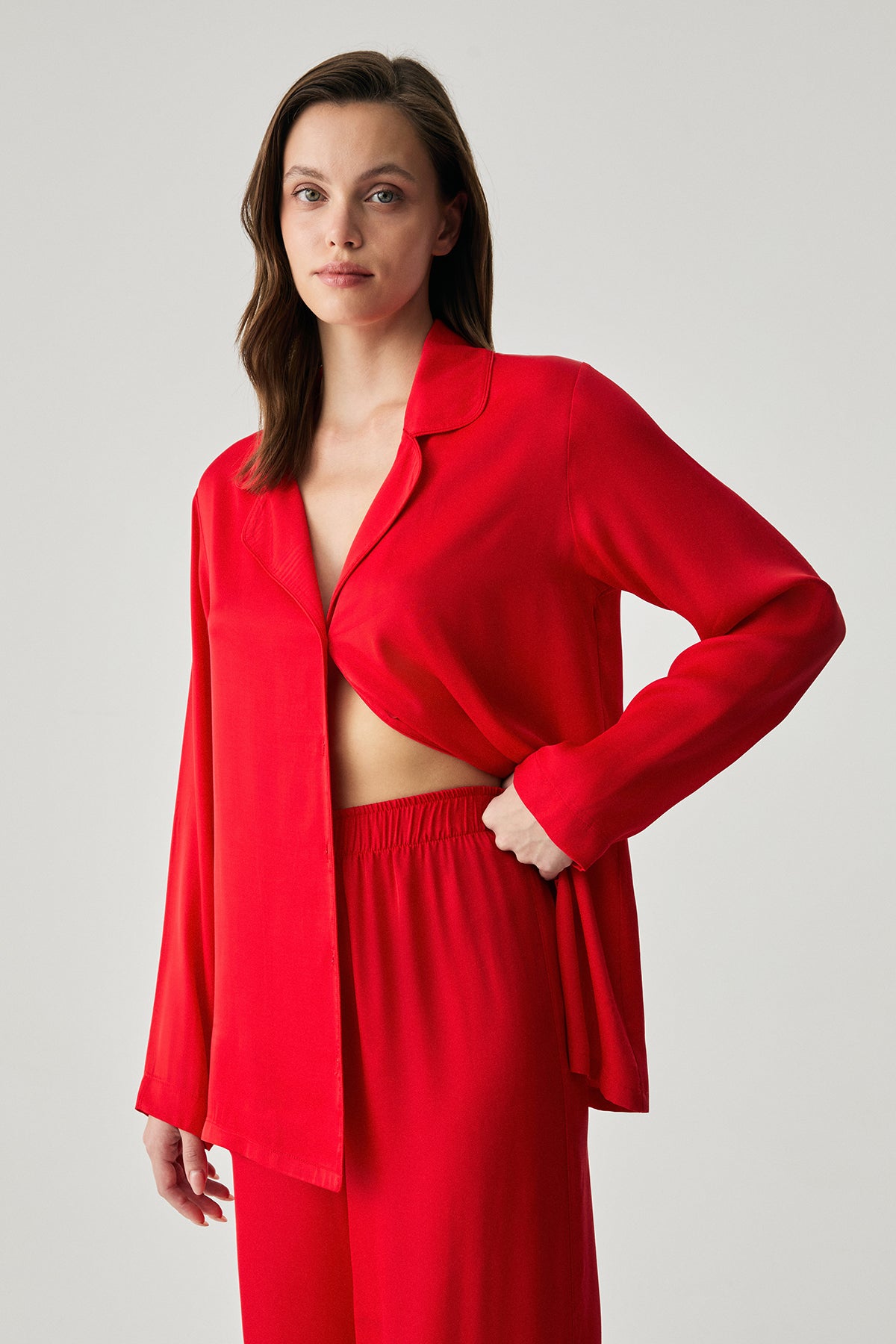 Rouge Élixir - Pyjama boutoné - Élégance souveraine et fluidité majestueuse
