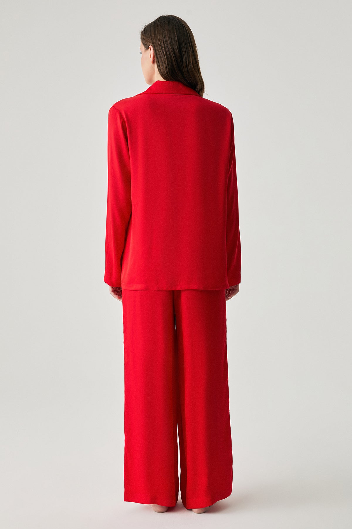 Rouge Élixir - Pyjama boutoné - Élégance souveraine et fluidité majestueuse