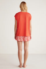 Ensemble short à motif fleuri et t-shirt orange uni