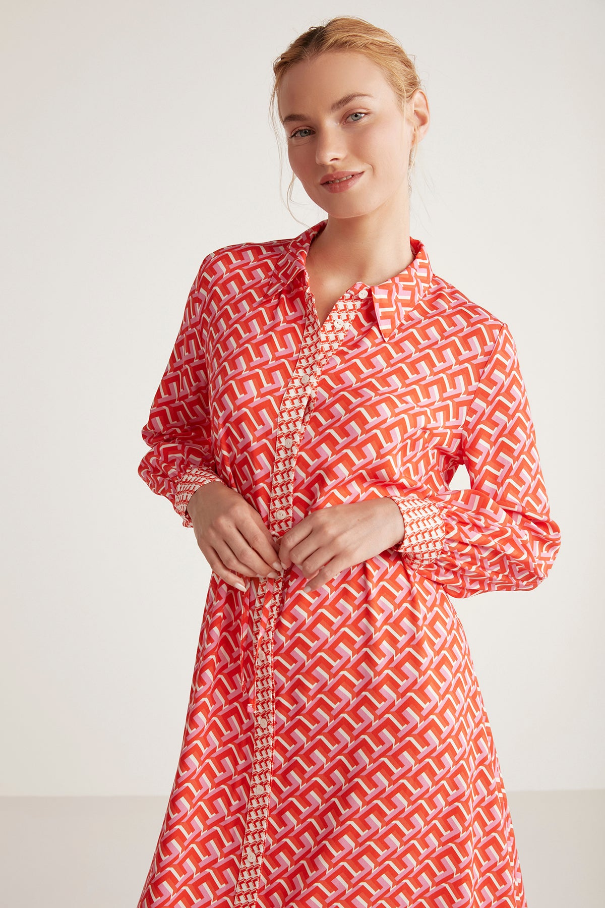 Robe longue à boutons orange et rose à motif géométrique