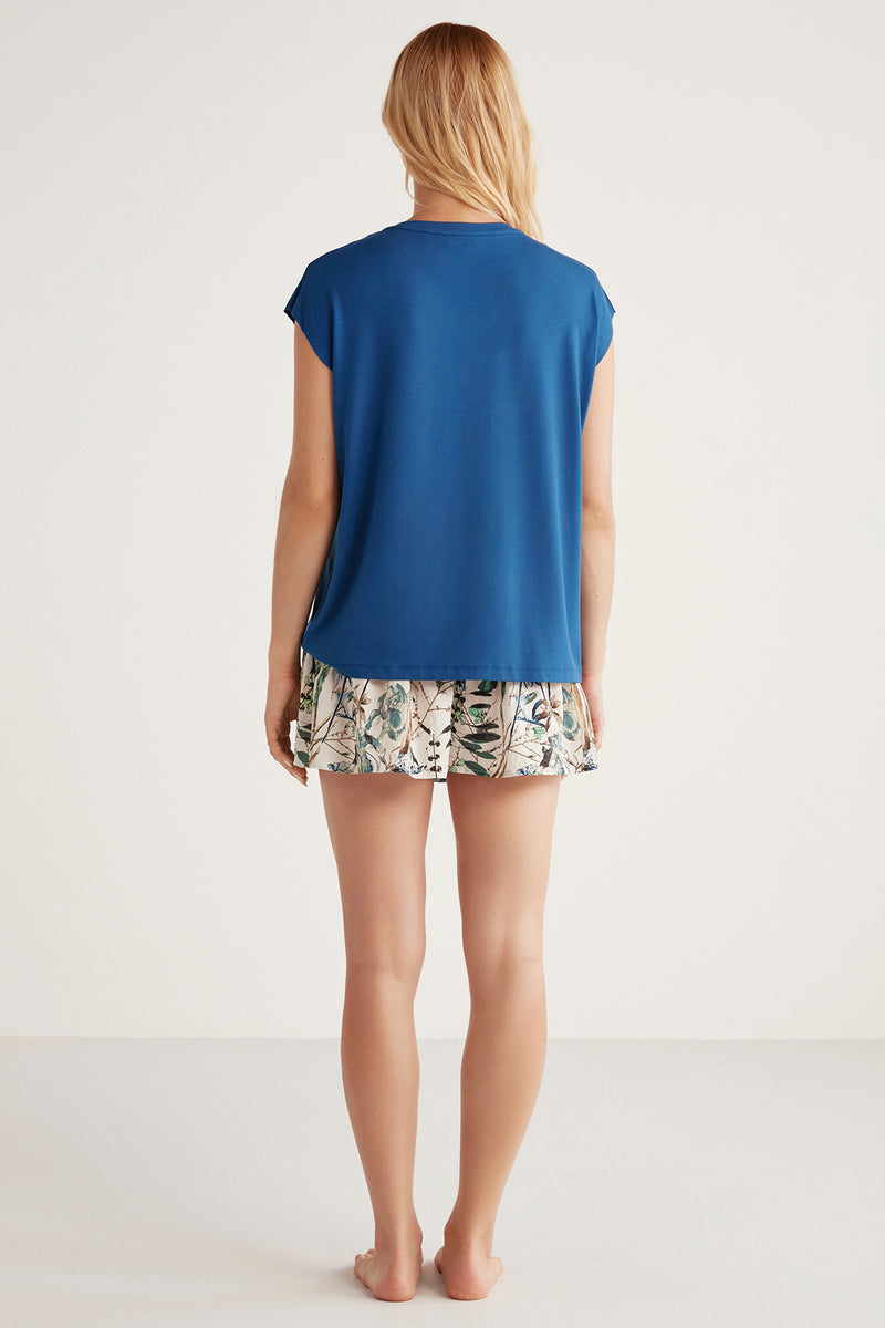 Ensemble short jupe imprimé tropical et t-shirt bleu uni