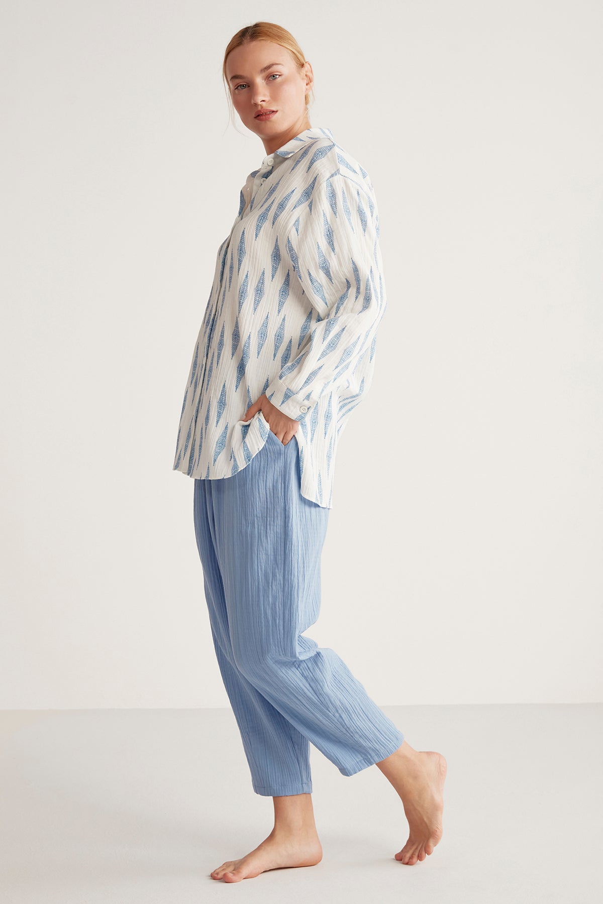 Ensemble femme à pantalon bleu ciel uni et chemise blanche imprimée