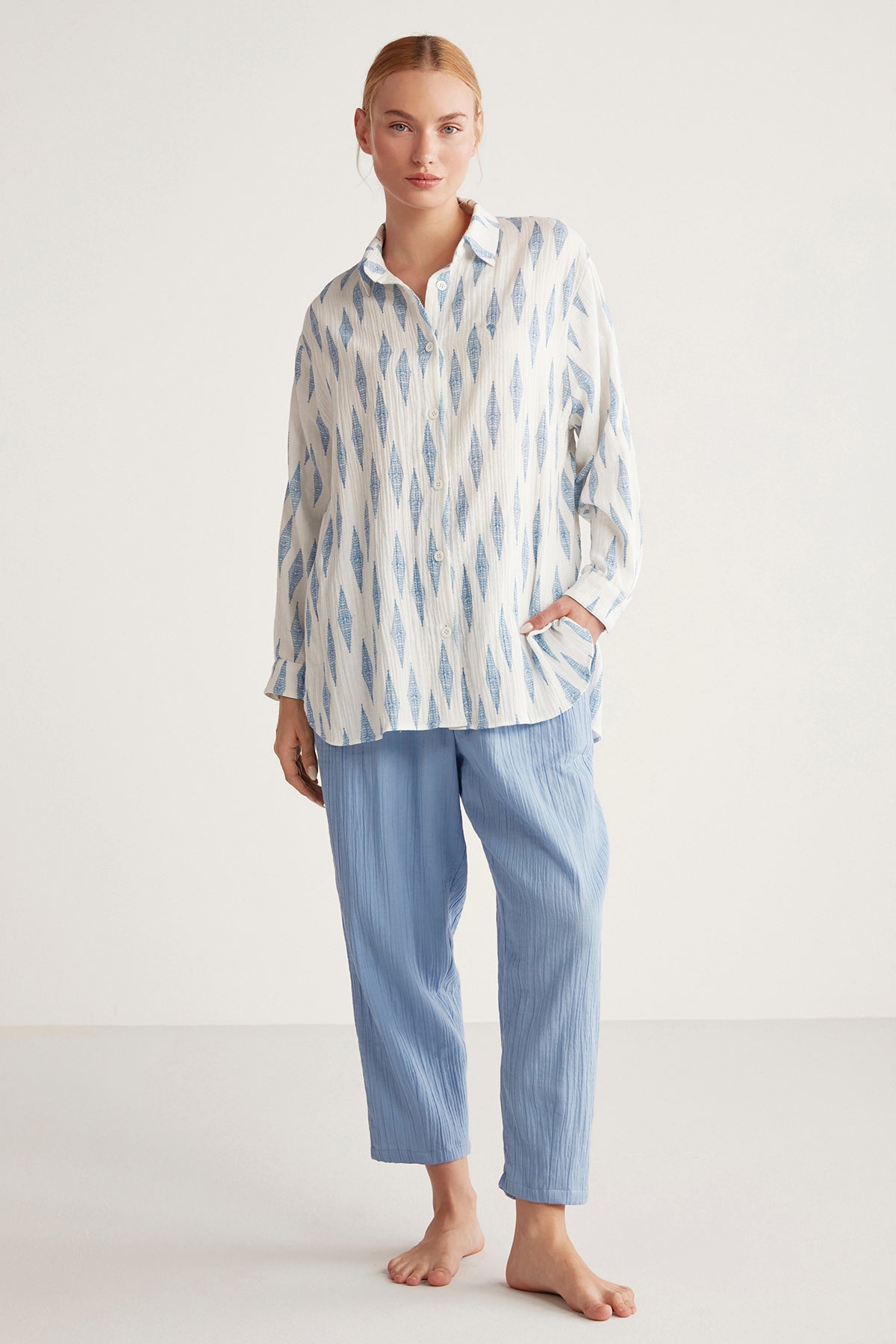 Ensemble femme à pantalon bleu ciel uni et chemise blanche imprimée