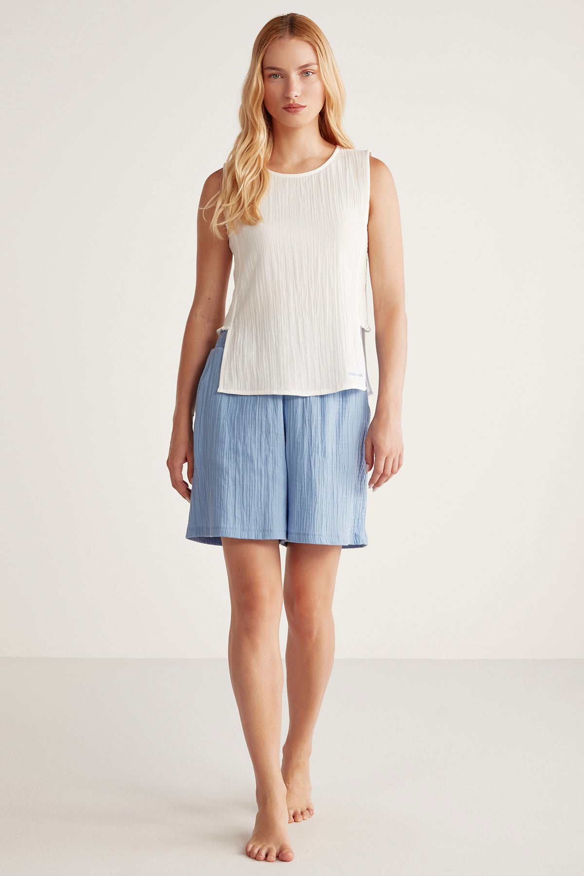 Ensemble short bleu ciel et tunique blanche unie