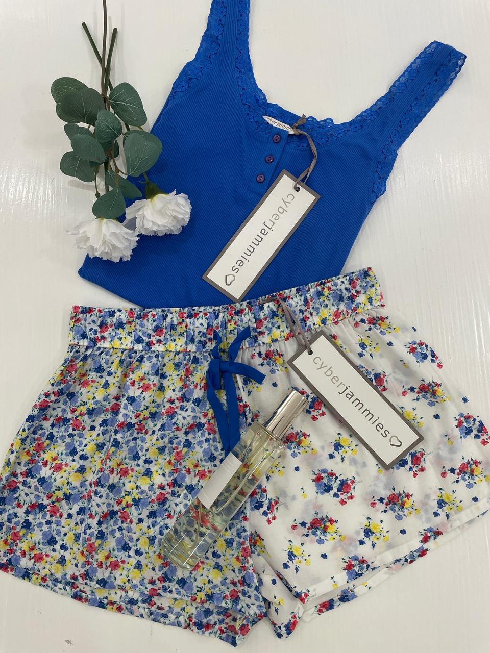 Ensemble short fleuri et débardeur bleu uni