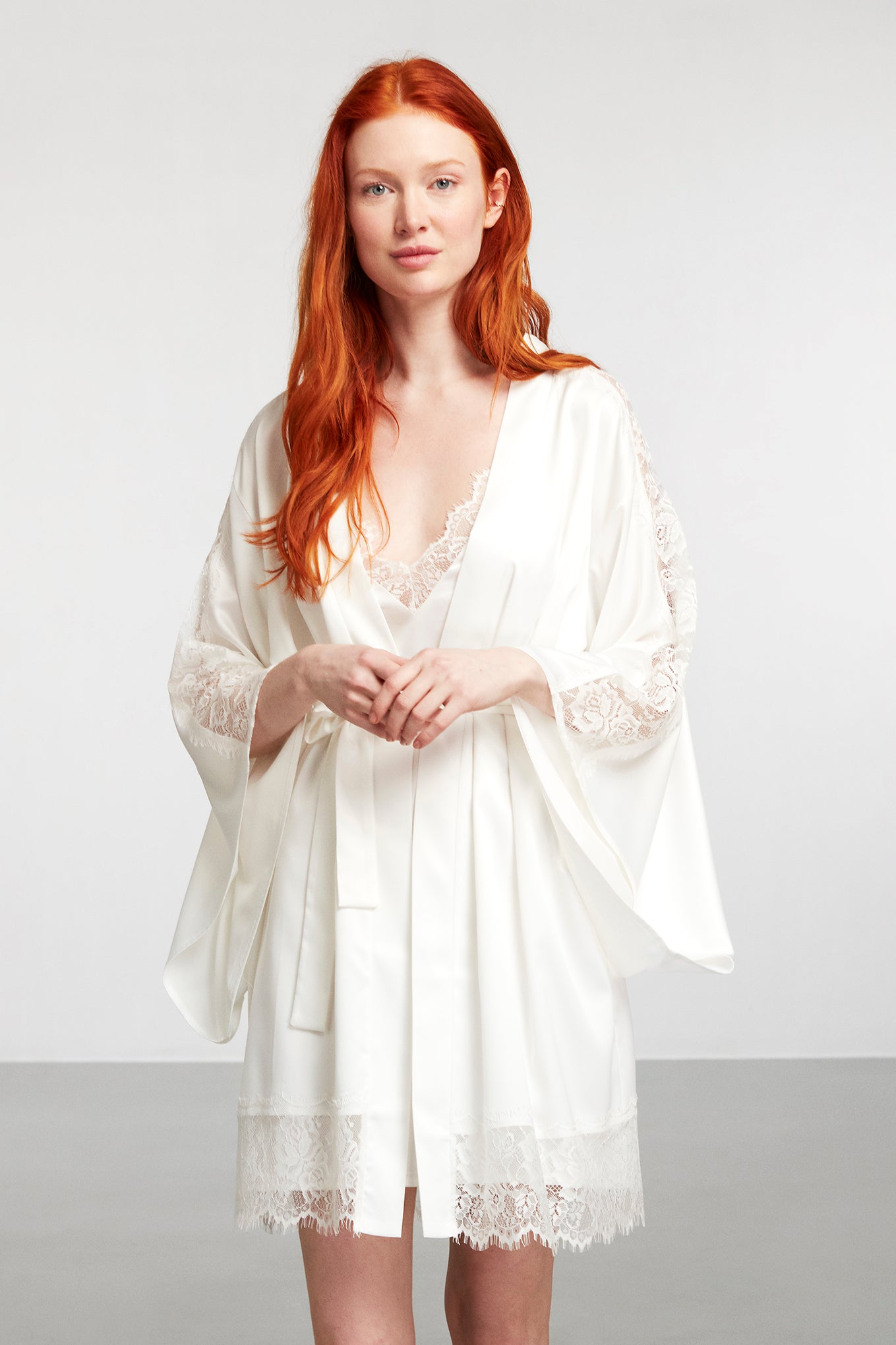 Robe de chambre et nuisette en satin et dentelle blanc NC