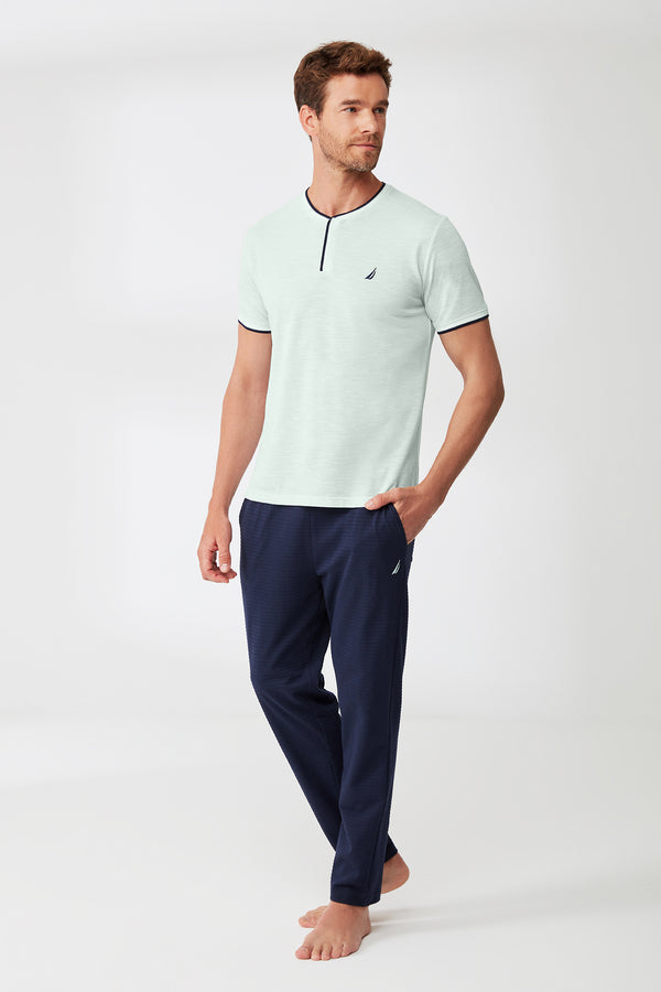 Pyjama à t-shirt vert clair et pantalon bleu