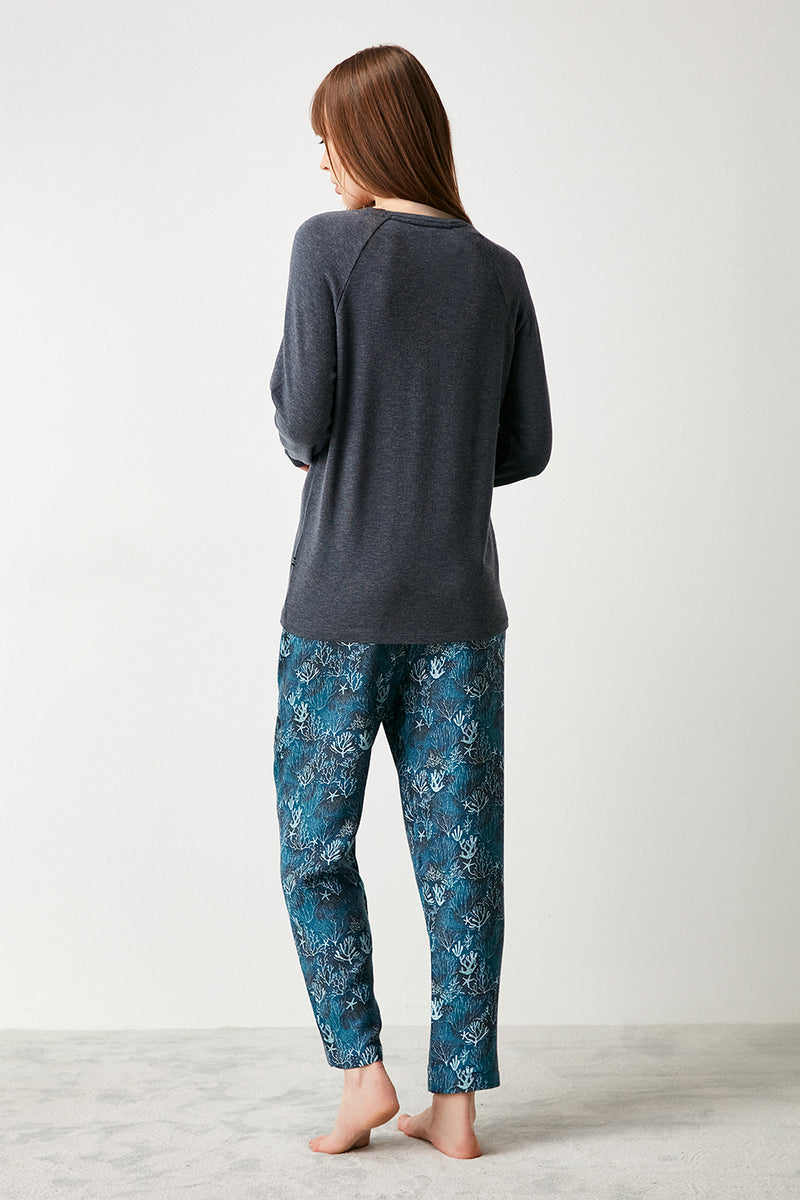 Pyjama femme à haut gris et pantalon bleu imprimé ES